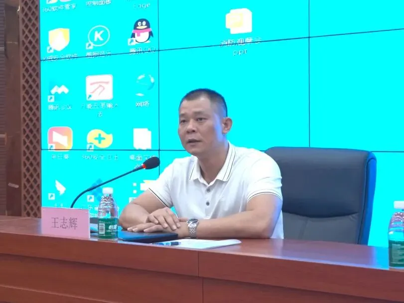 演练现场,烟雾弥漫,模拟火灾场景