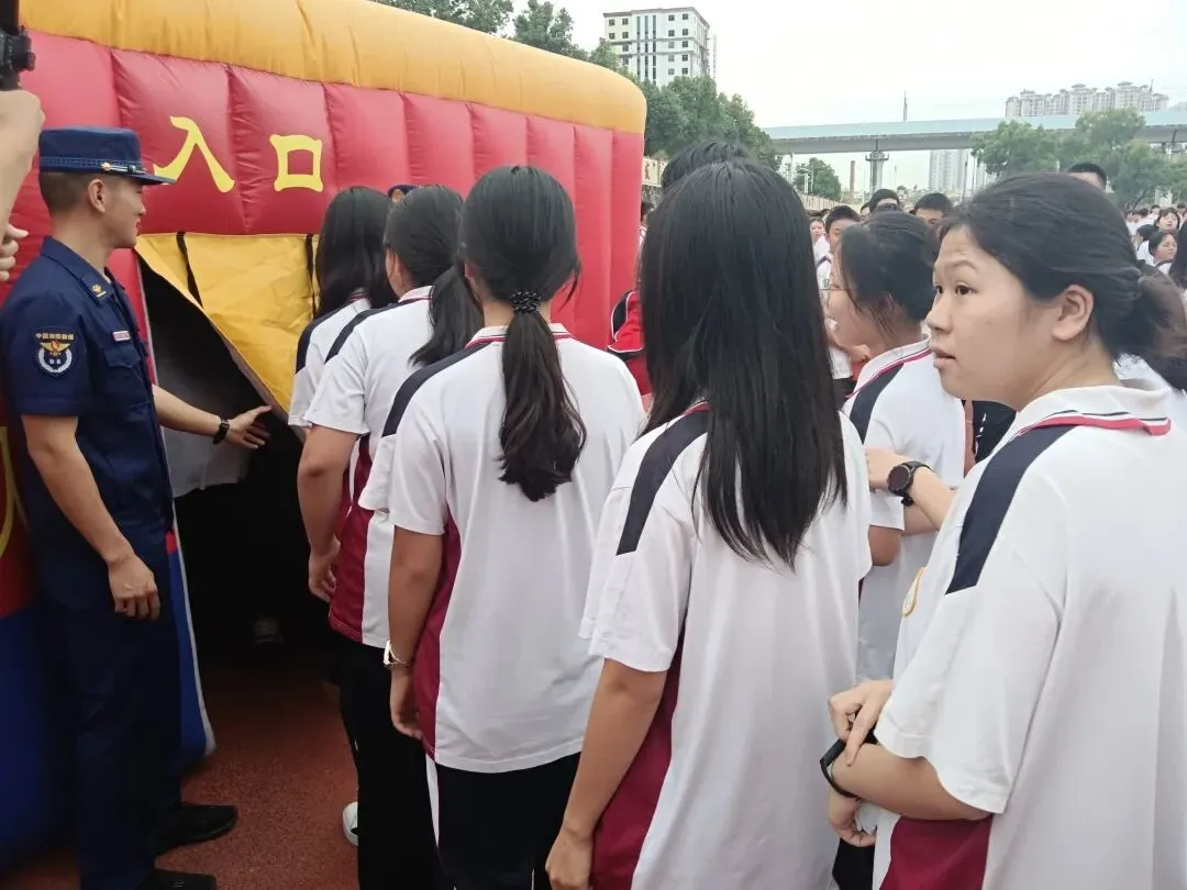 模拟灭火场景,有效扑灭火焰
