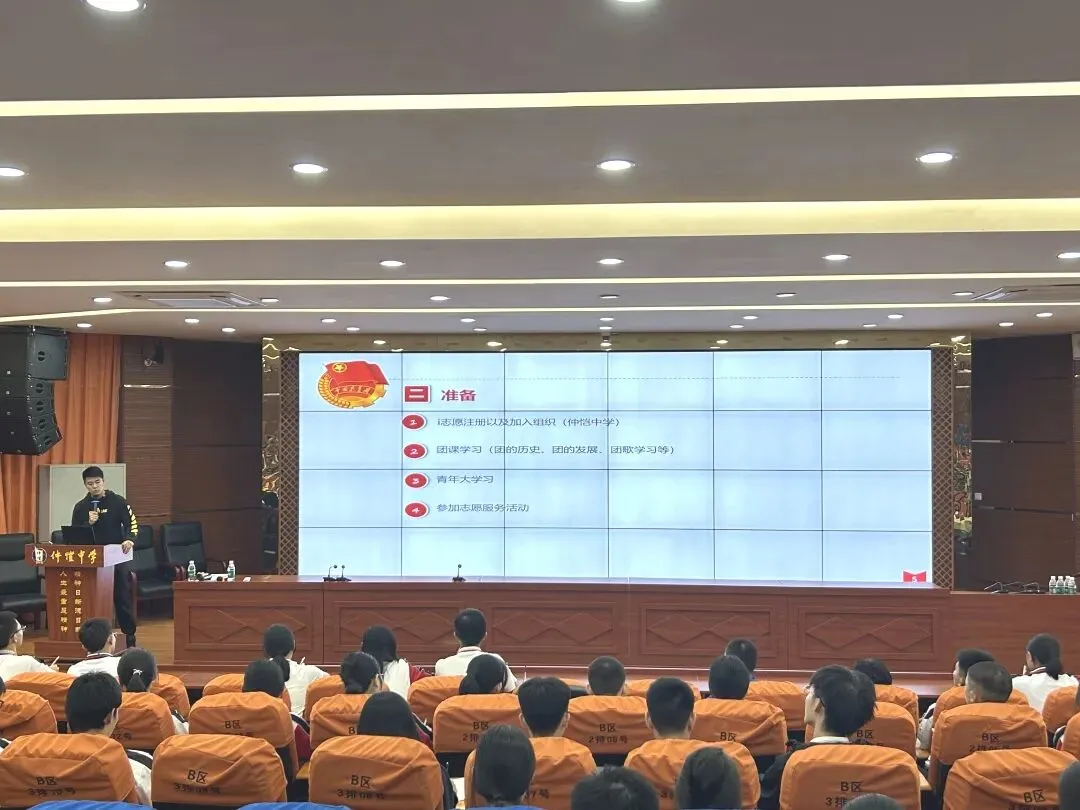 学员认真聆听培训班安排