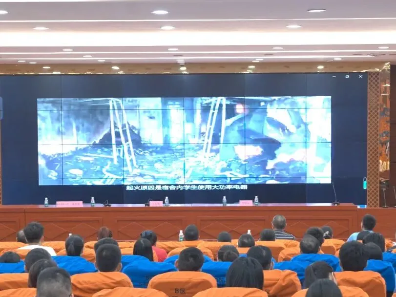 学生们用湿毛巾捂住口鼻,有序撤离教室