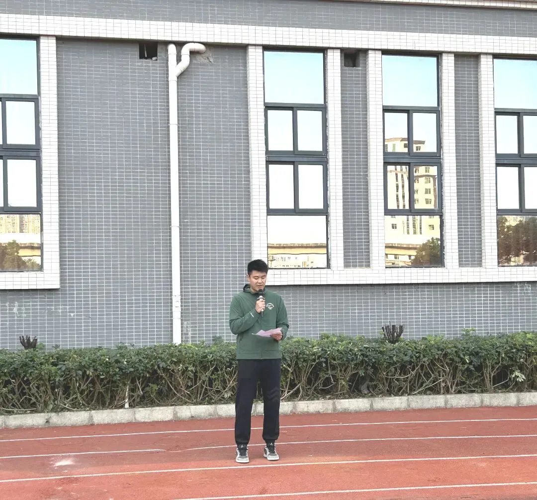 李扬书记在升旗仪式上发表主题演讲