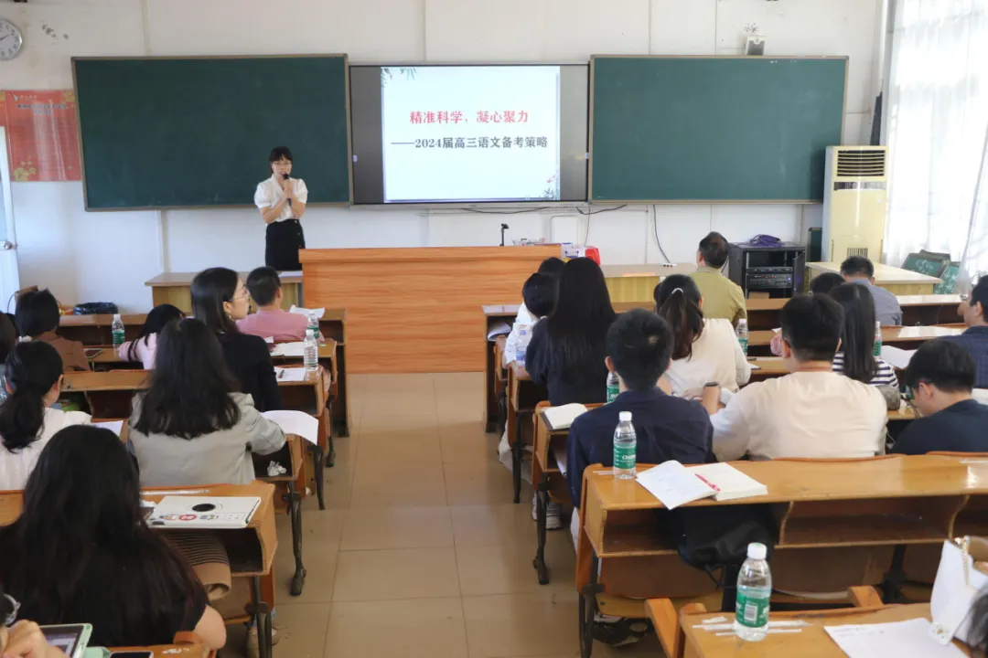 备课组教师认真听取分享