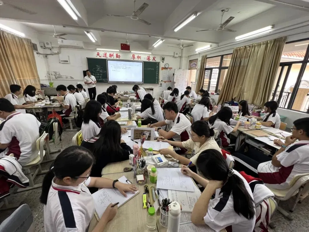 学生积极参与课堂讨论