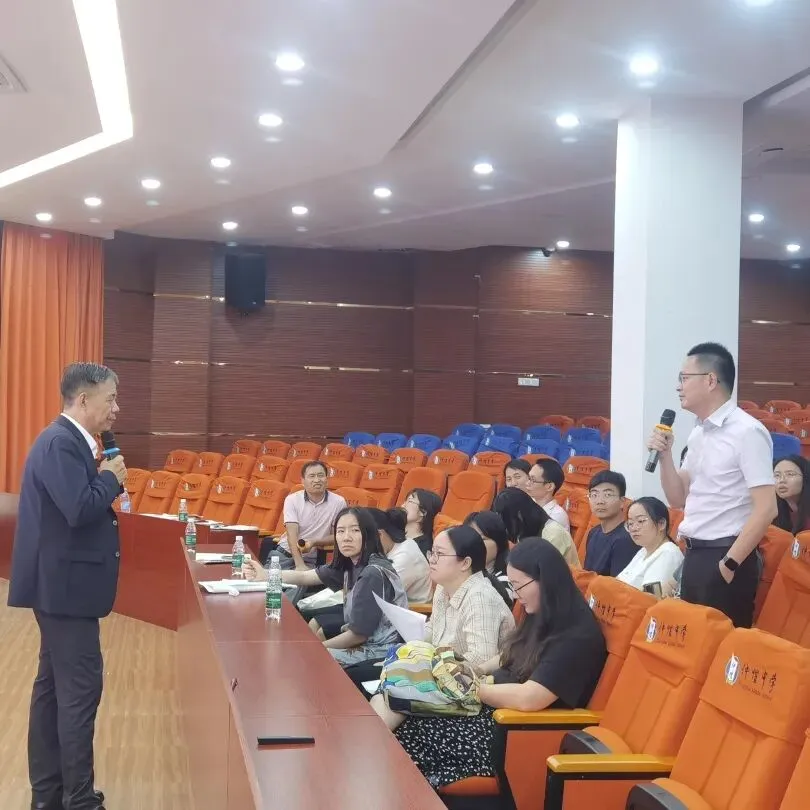 教师们就教学问题进行深入探讨