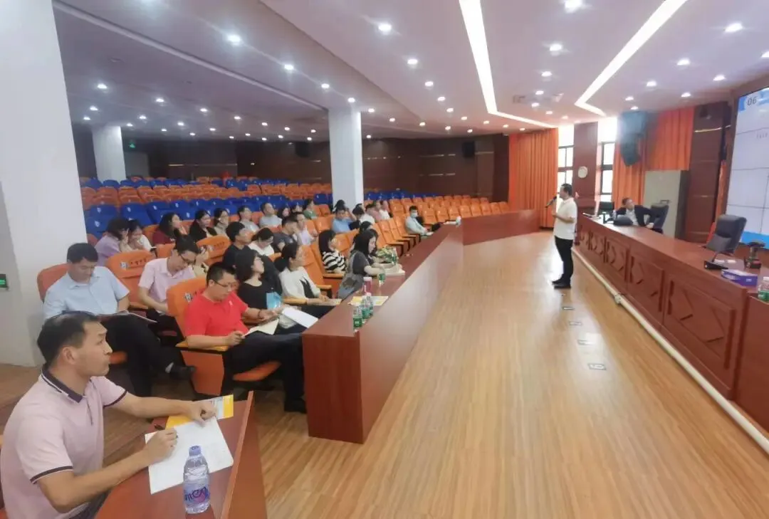 数学教师们参与评课交流