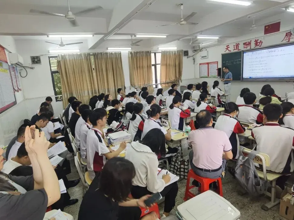 学生认真听讲,思考解题方法