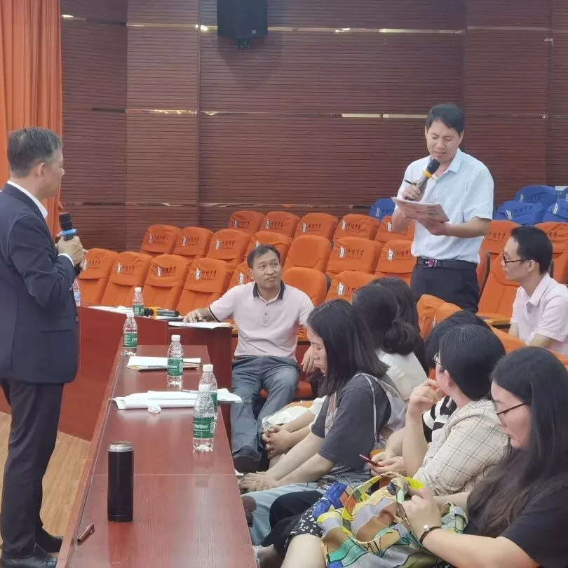 教师们在交流中获得启发