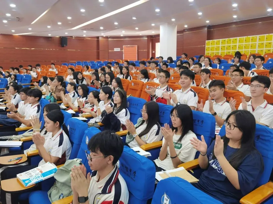 示范课现场,师生互动热烈