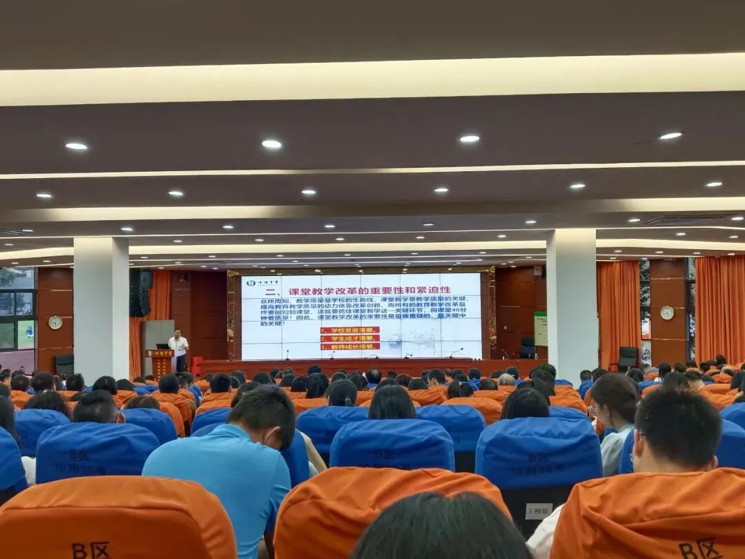学校领导班子成员在主席台就座
