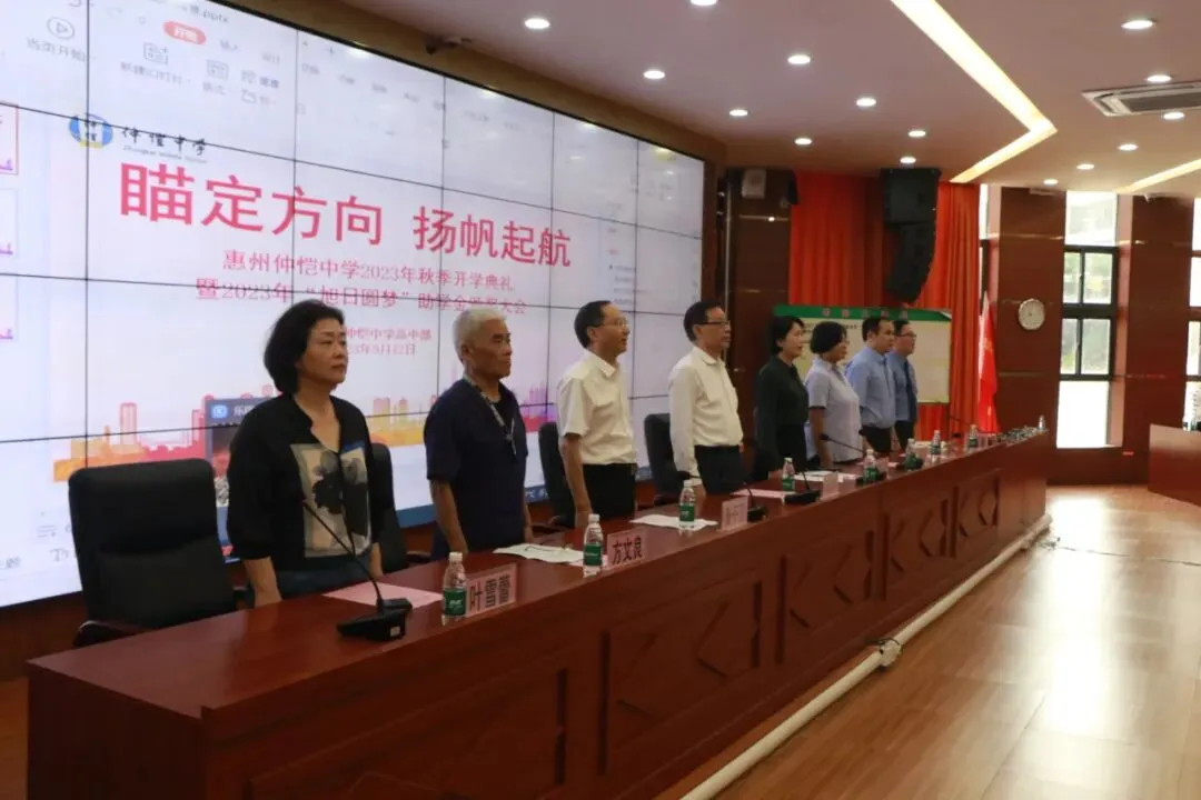 全体师生齐唱国歌的庄严场景