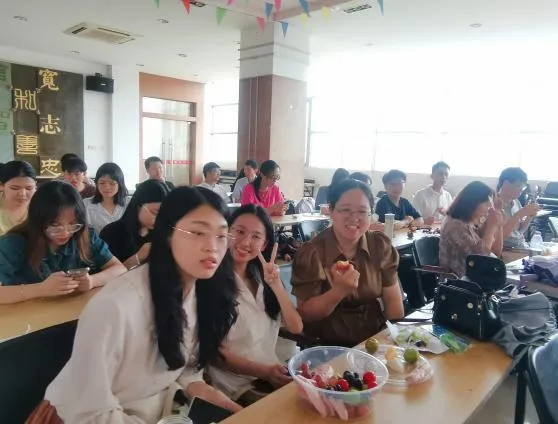教师们在轻松的氛围中交流