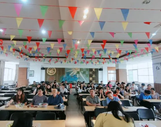教师们在座谈会上积极交流