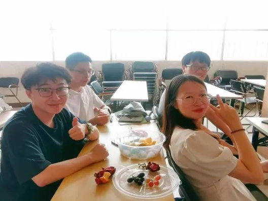 教师们积极参与讨论