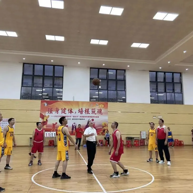 教师们在赛场上奋力拼搏