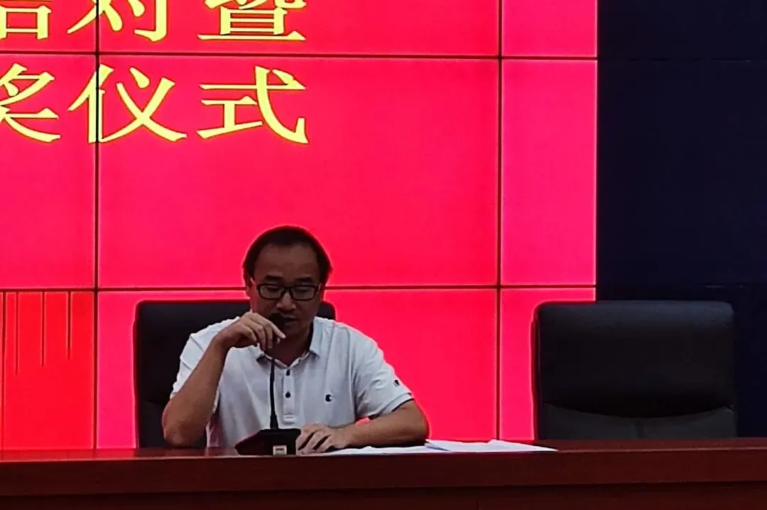 活动现场，领导与教师们合影留念