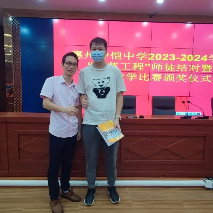 活动现场，师生们认真聆听领导讲话