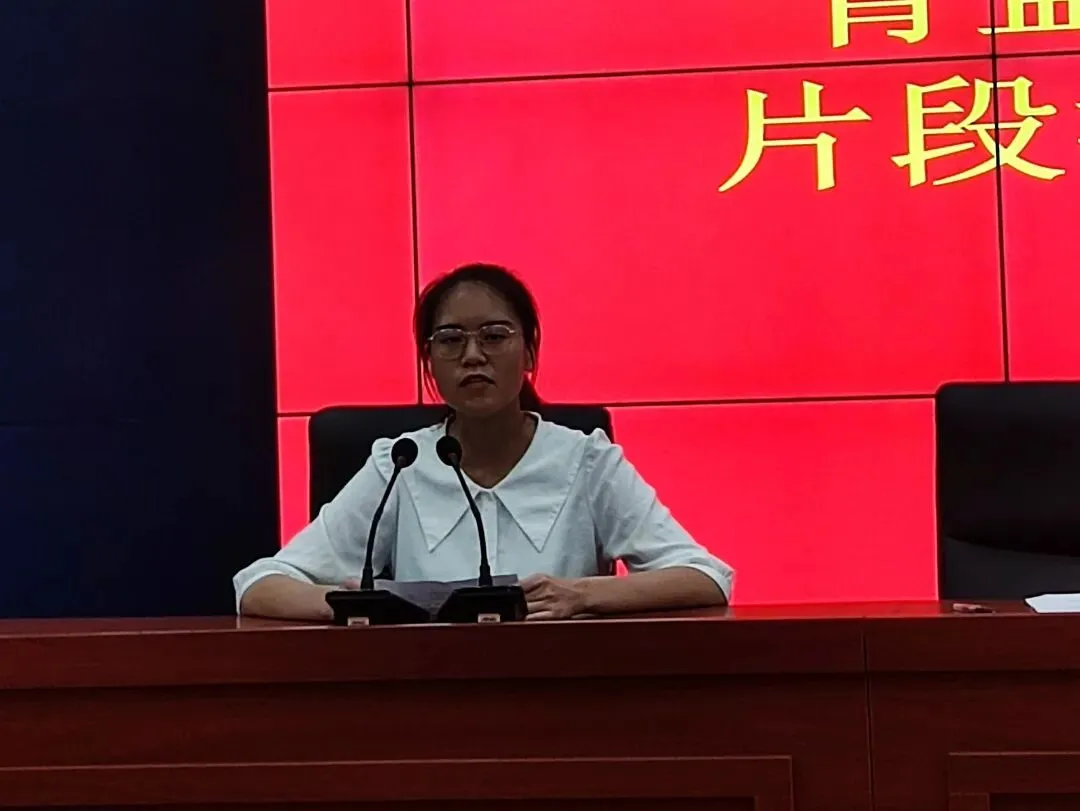青年教师代表何静雯发言