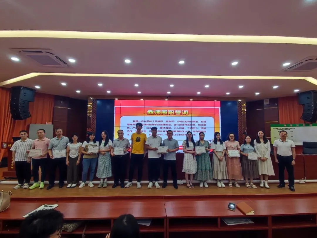 师徒们认真交流，展望未来