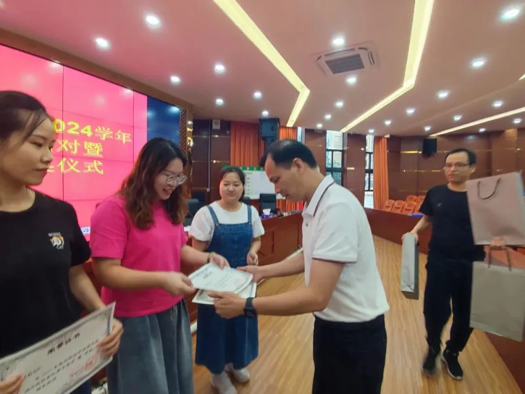 获奖教师代表与颁奖领导合影