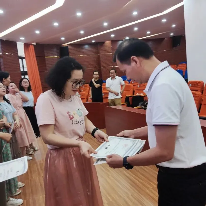 学校领导为班主任教育师傅颁发聘书