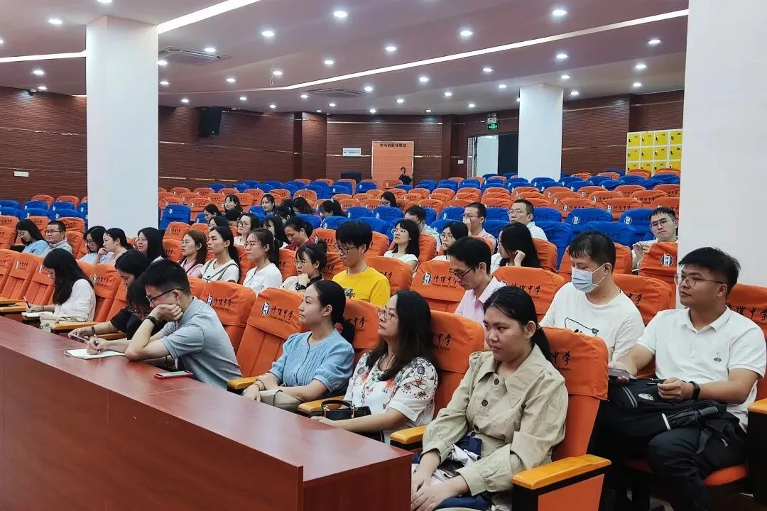 颁奖仪式现场，气氛庄重热烈