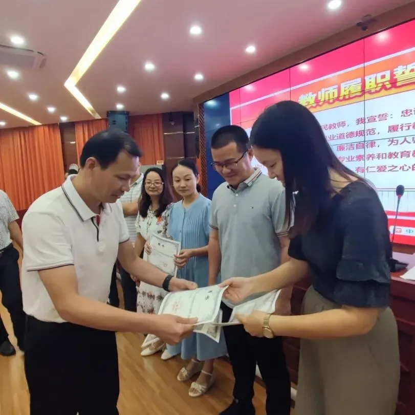 受聘的师傅们合影留念
