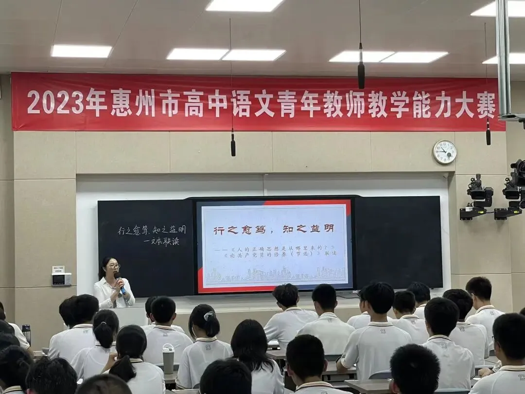 崔小红老师与学生互动交流