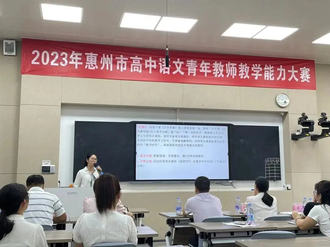 崔小红老师在即兴演讲与答辩环节表现出色