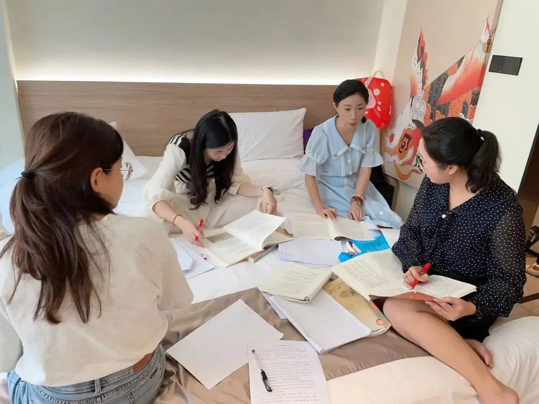 崔小红老师在课堂教学环节中授课