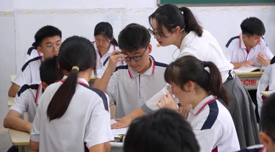 仲恺中学语文科组教师团队为崔小红老师备赛指导