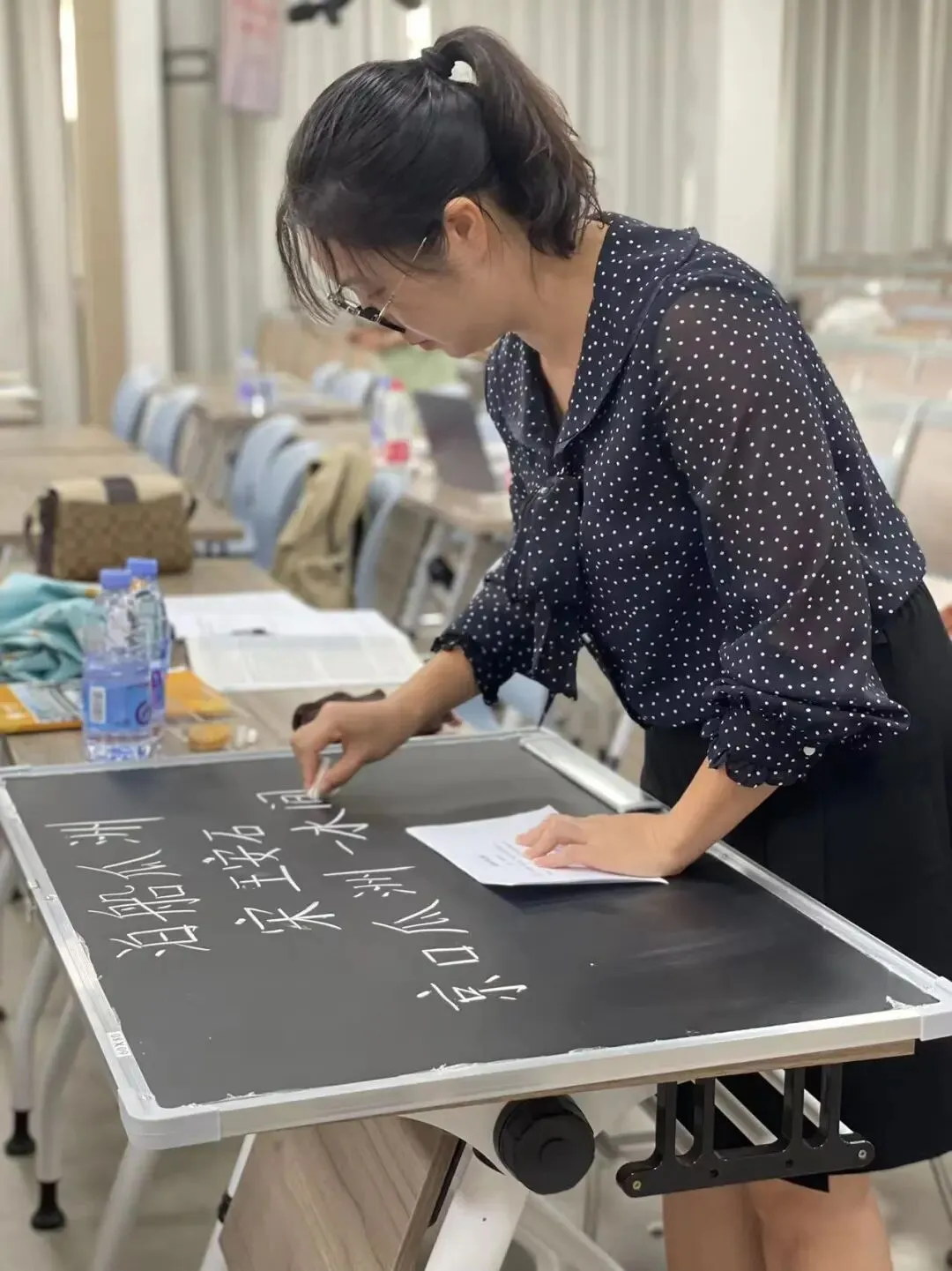崔小红老师进行粉笔字书写展示
