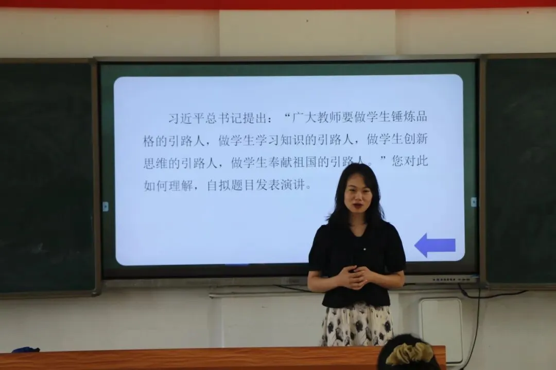 高中组选手进行即兴演讲