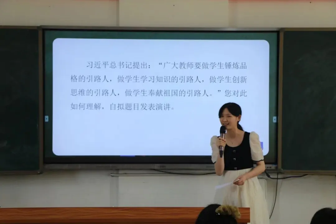 初中组选手进行即兴演讲