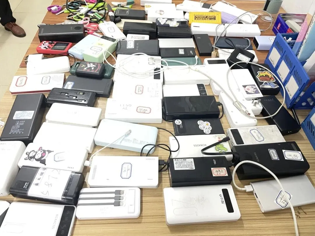 检查人员认真细致地检查宿舍内部情况