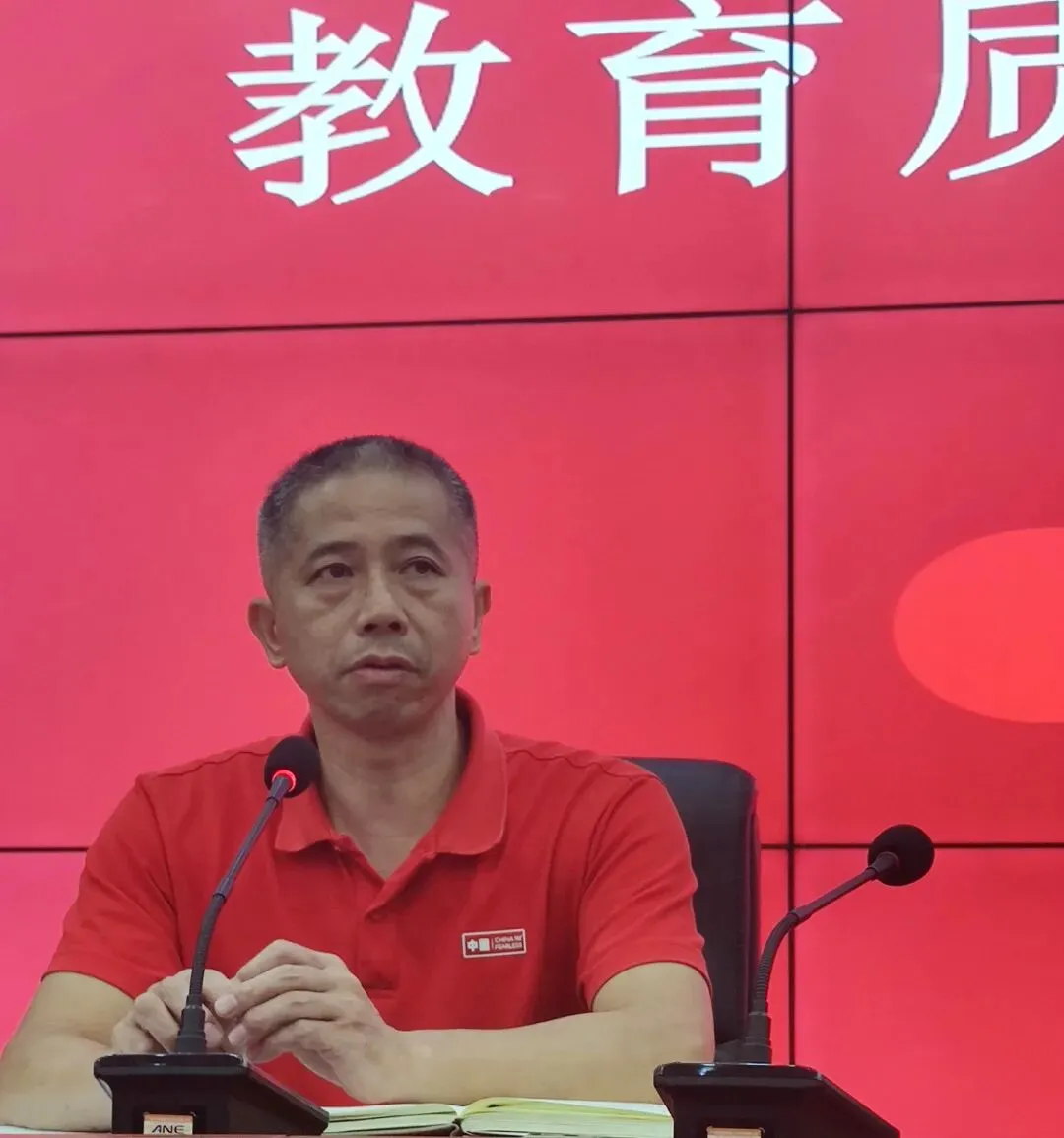 高二年级卢主任提出工作要求
