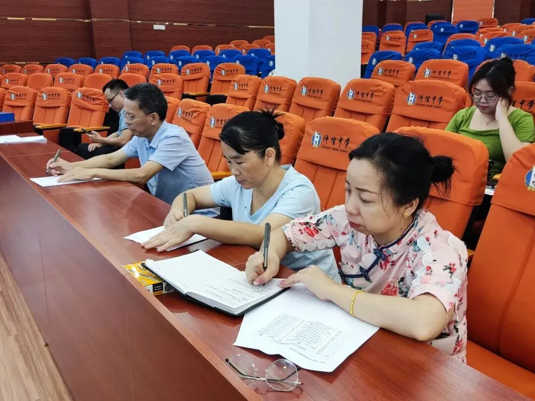 专家对课题进行点评和指导