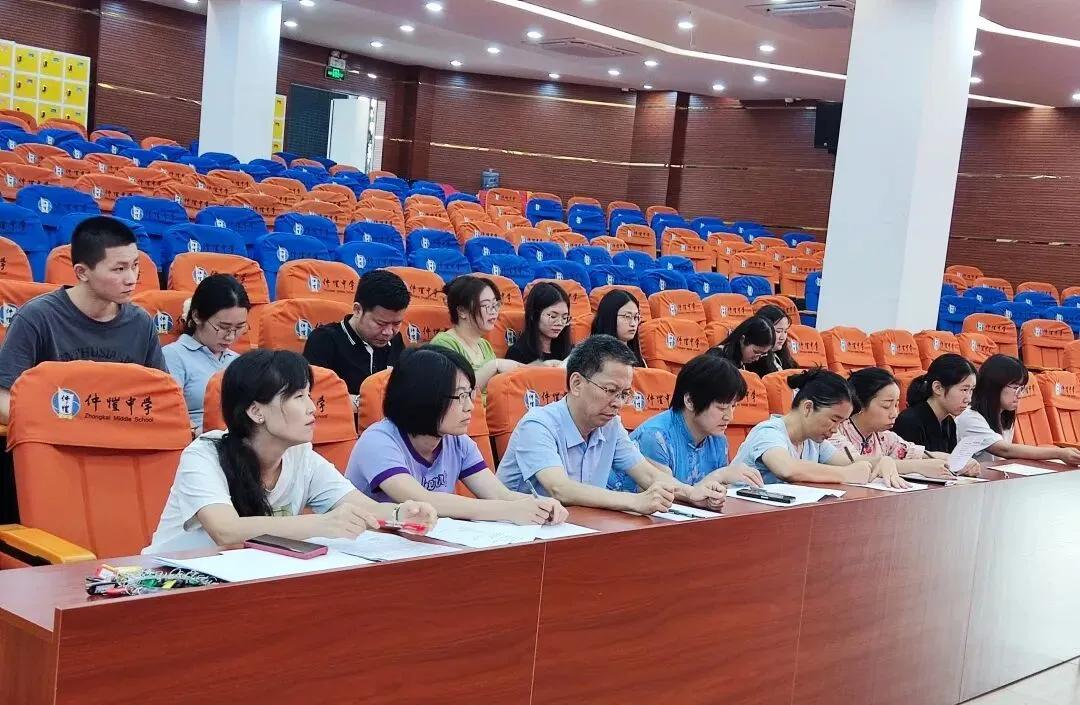 张伟雄副校长为课题组颁发立项证书