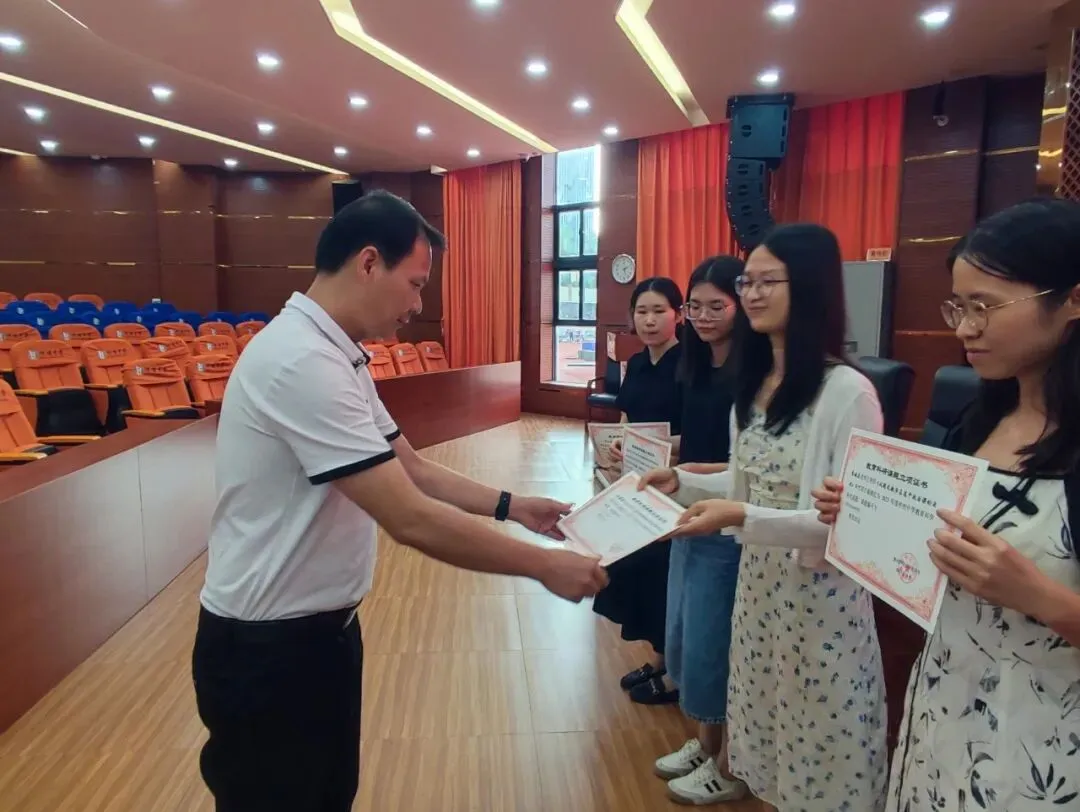 张伟雄副校长为课题组颁发立项证书