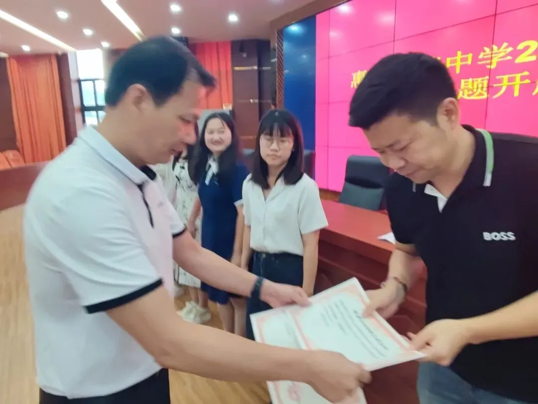 张伟雄副校长为课题组颁发立项证书