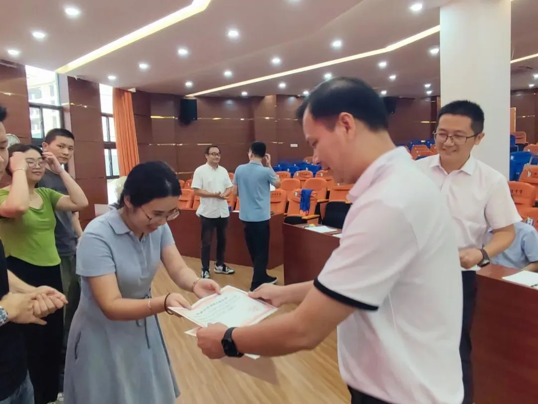 张伟雄副校长为课题组颁发立项证书