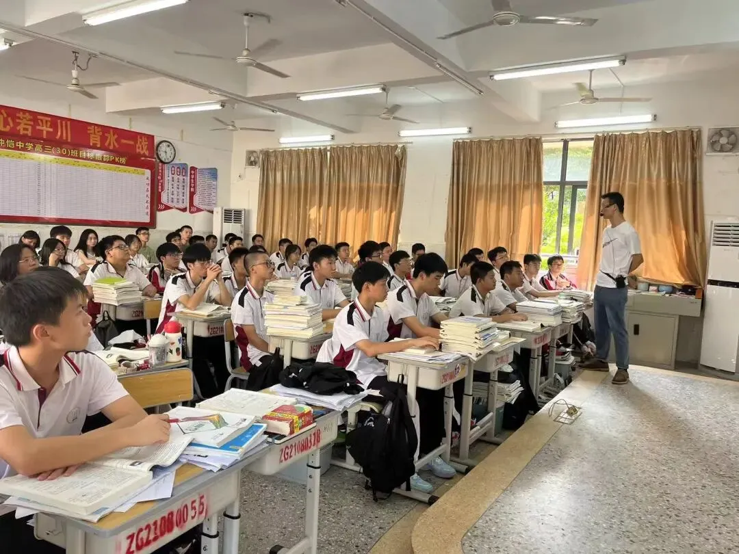 学生认真听讲的课堂场景