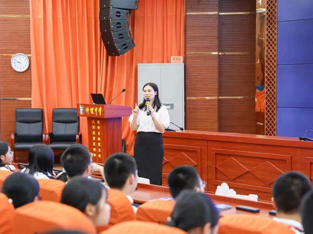 帅茜茜老师正在进行网络安全知识讲座