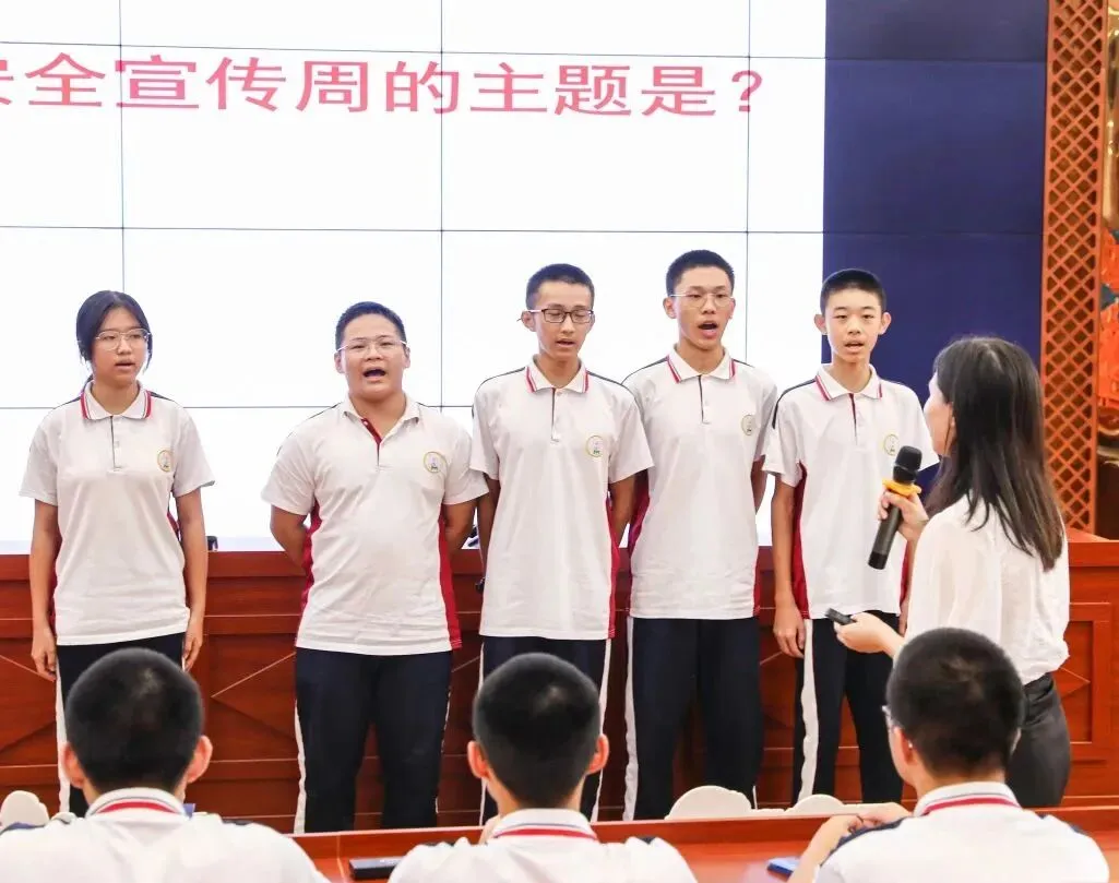 学生分享网络安全知识的视频截图