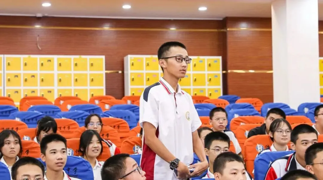 学生分享网络安全知识的视频截图