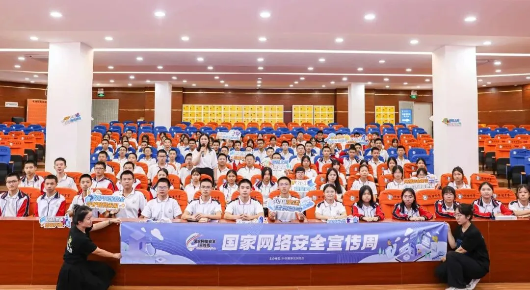 学生积极参与有奖问答环节