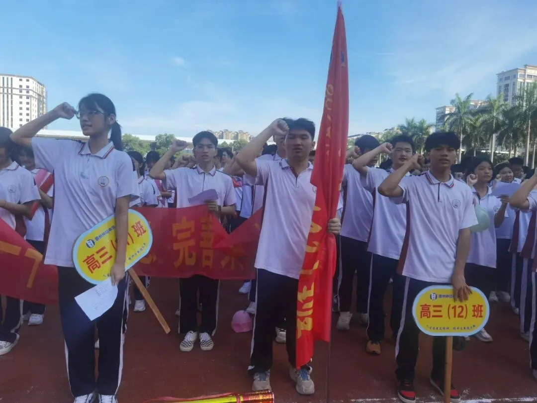 宣誓场面壮观,气势如虹