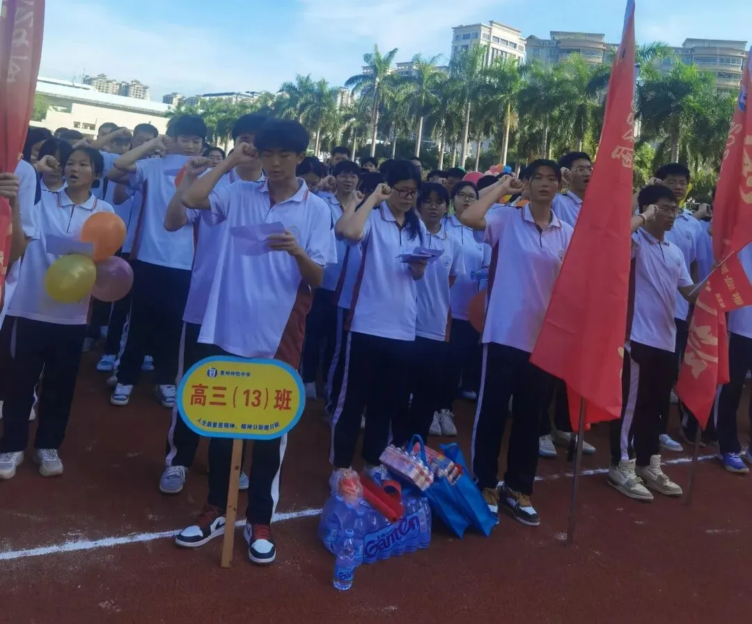宣誓现场,学生们眼神坚定
