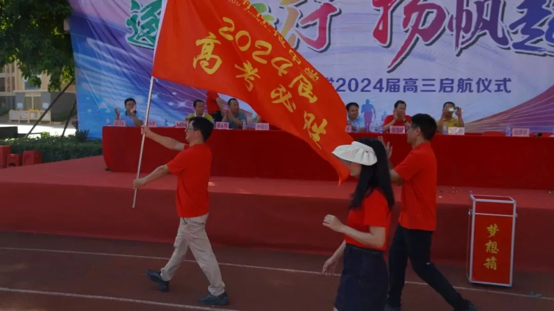 学生们放飞承载梦想的卡片