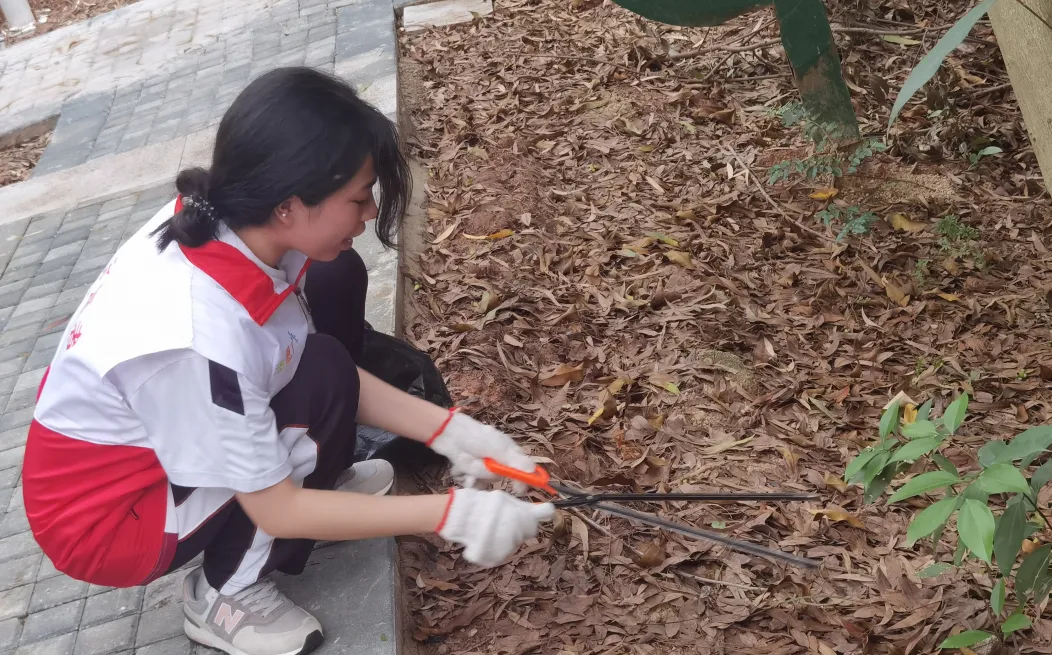 学生志愿者清扫校园操场