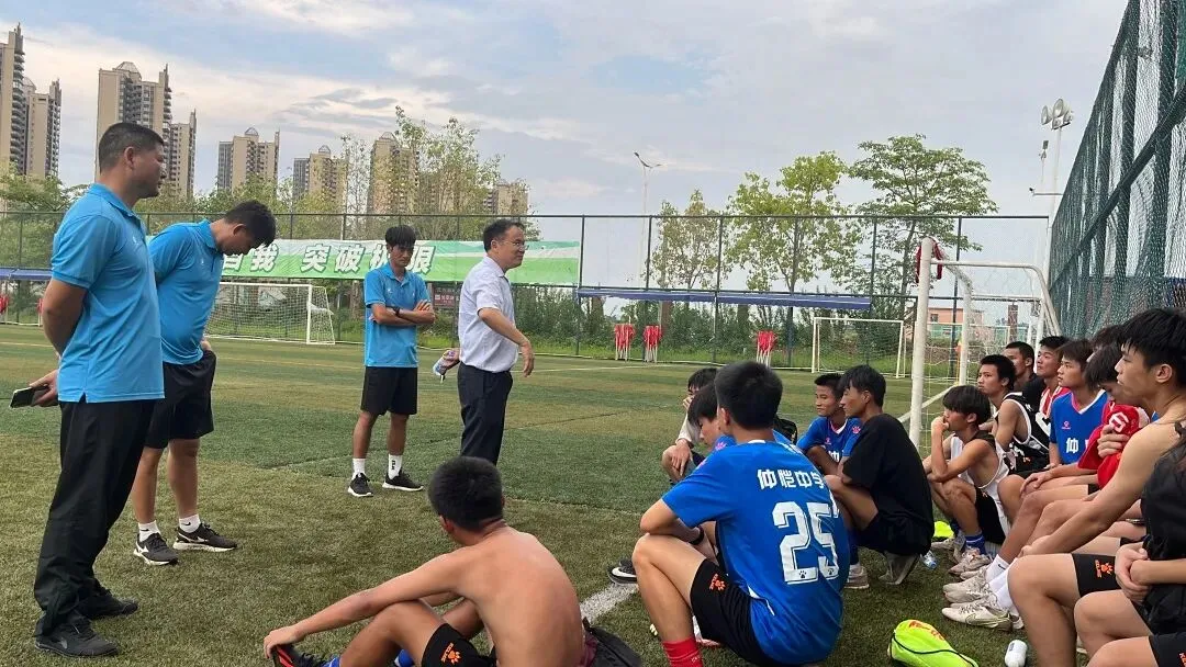 郑子平书记在中场休息时指导鼓励队员